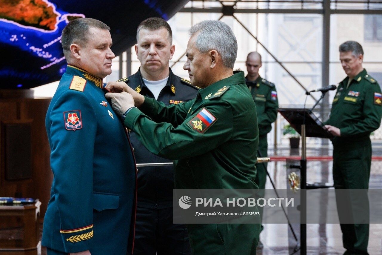 Глава Минобороны Сергей Шойгу вручил медаль генерал-полковнику Андрею Мордвичеву