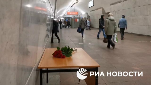 Цветы на станции метро "Лубянка" в память о жертвах теракта, произошедшего в подземке 14 лет назад