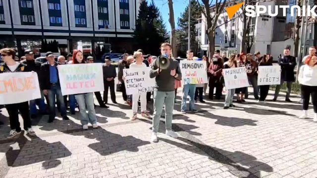 Протестующие у здания МИД Молдовы требуют отставки министра Михаила Попшоя
