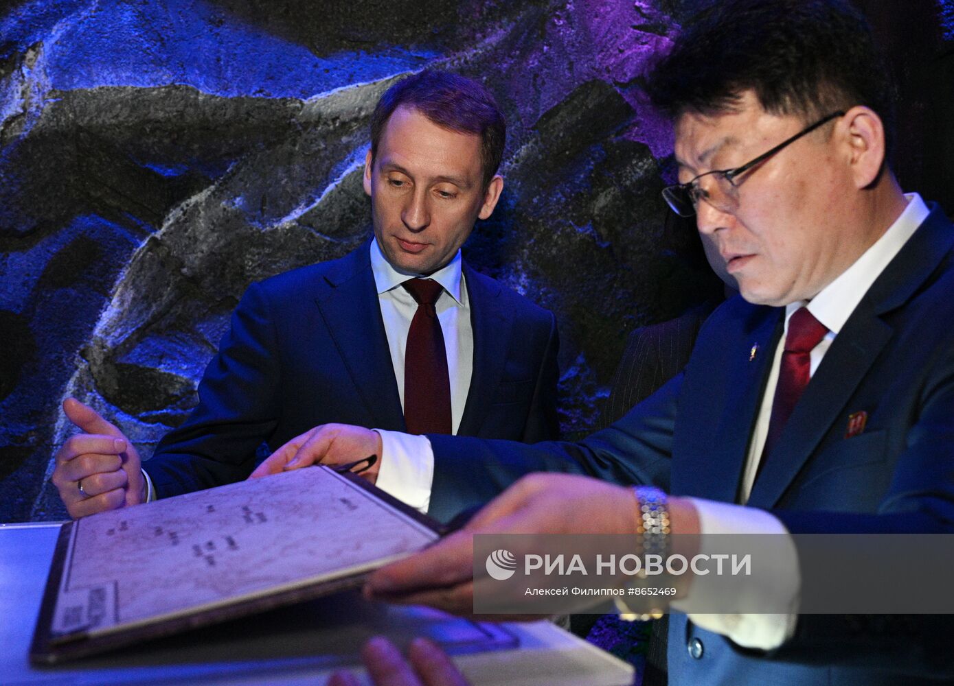 Выставка "Россия". Экскурсия делегации из Северной Кореи