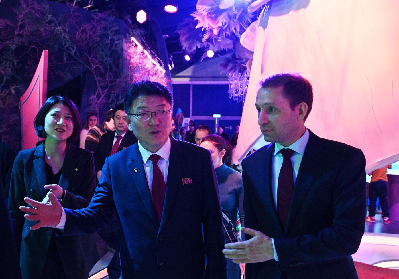 Выставка "Россия". Экскурсия делегации из Северной Кореи