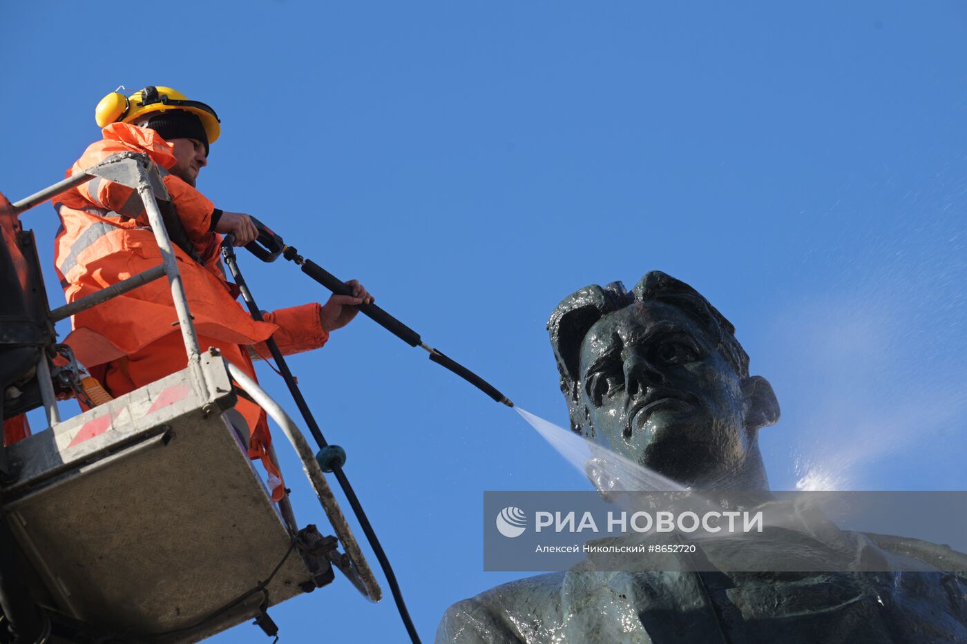 Промывка памятника В. В. Маяковскому на Триумфальной площади 