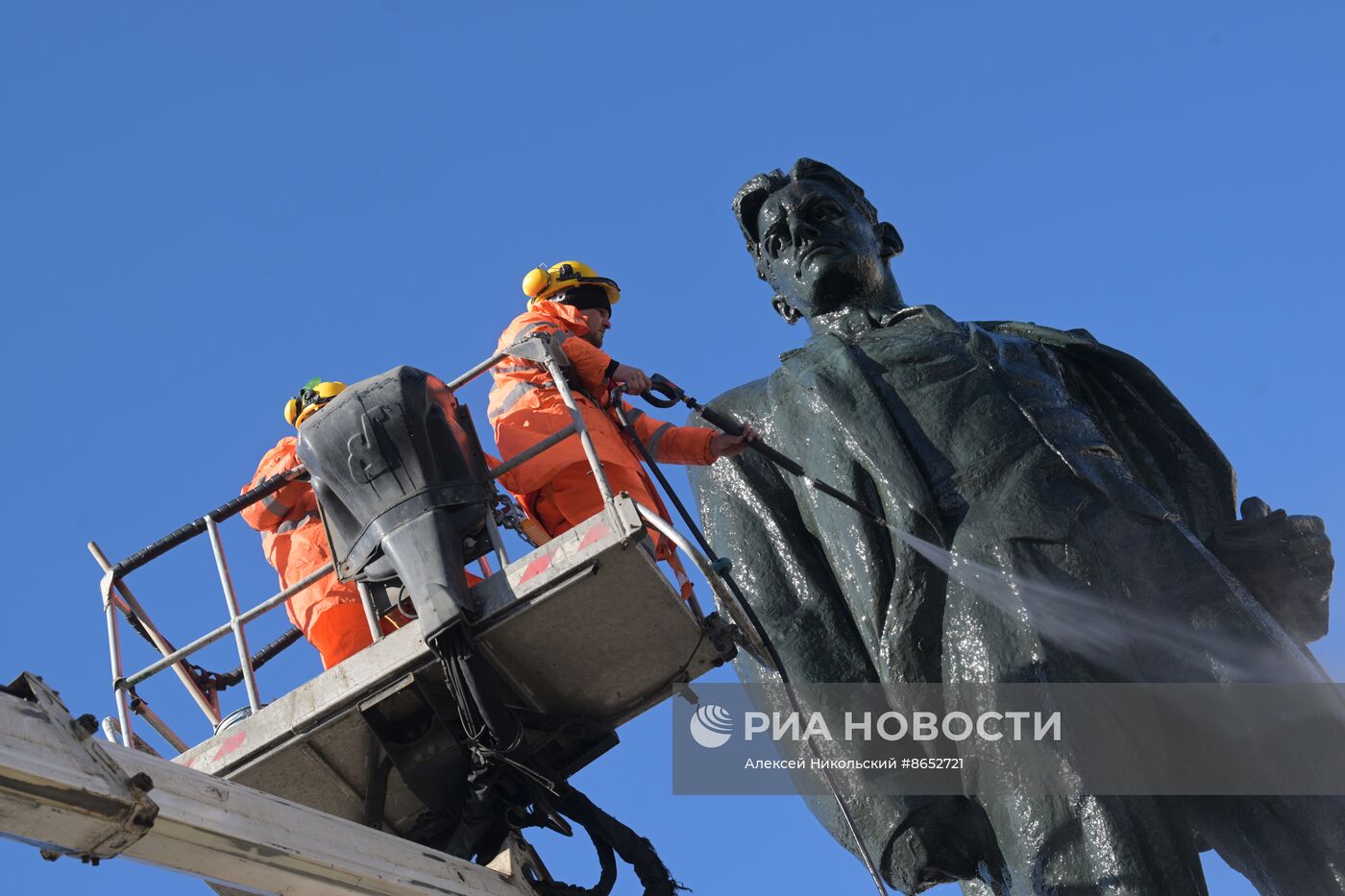 Промывка памятника В. В. Маяковскому на Триумфальной площади 