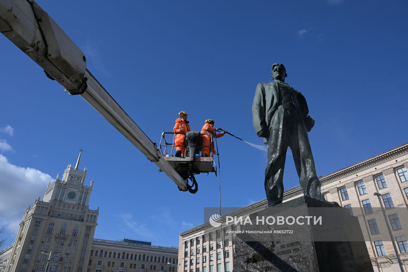 Промывка памятника В. В. Маяковскому на Триумфальной площади