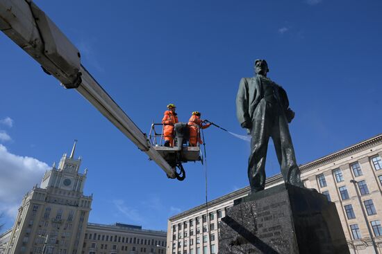 Промывка памятника В. В. Маяковскому на Триумфальной площади 