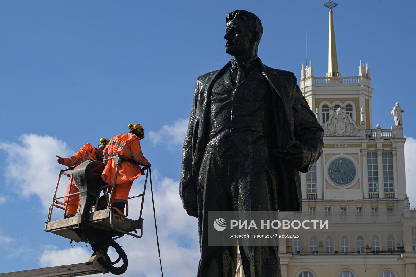 Промывка памятника В. В. Маяковскому на Триумфальной площади