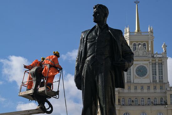 Промывка памятника В. В. Маяковскому на Триумфальной площади 