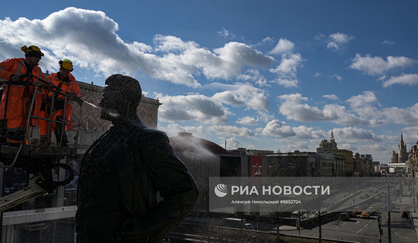 Промывка памятника В. В. Маяковскому на Триумфальной площади 