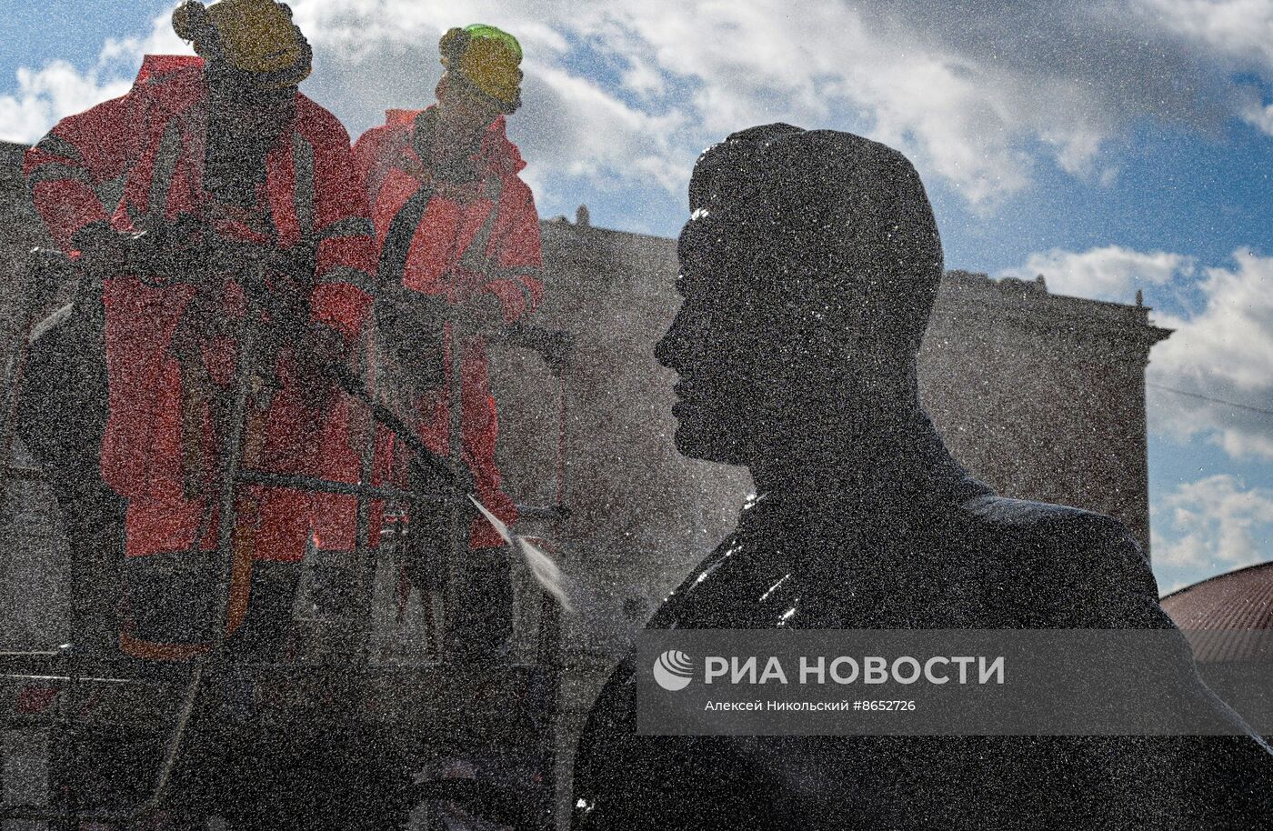 Промывка памятника В. В. Маяковскому на Триумфальной площади