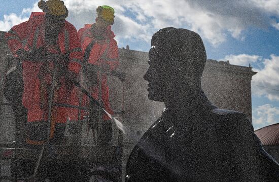 Промывка памятника В. В. Маяковскому на Триумфальной площади 