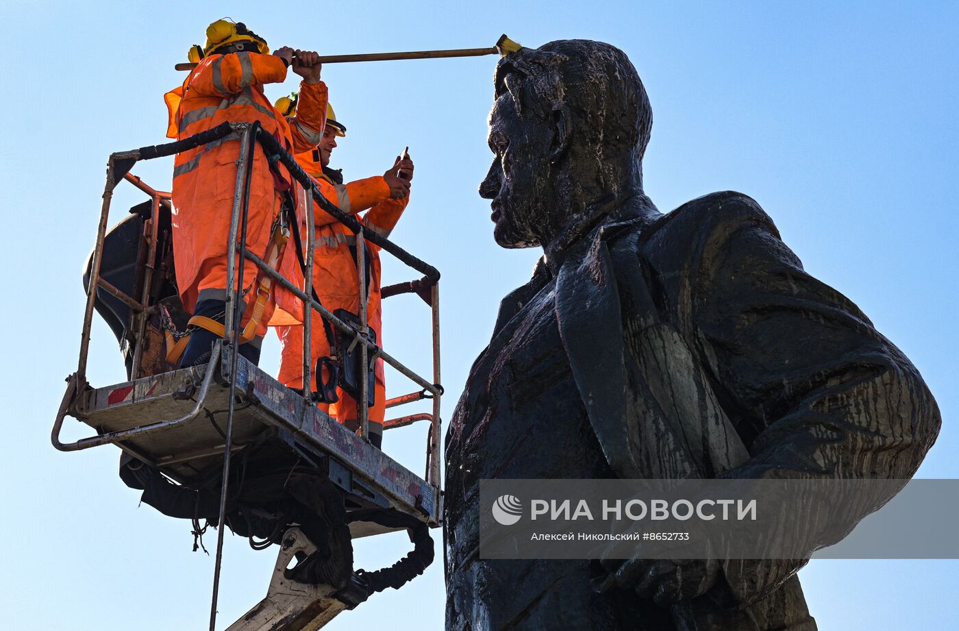 Промывка памятника В. В. Маяковскому на Триумфальной площади