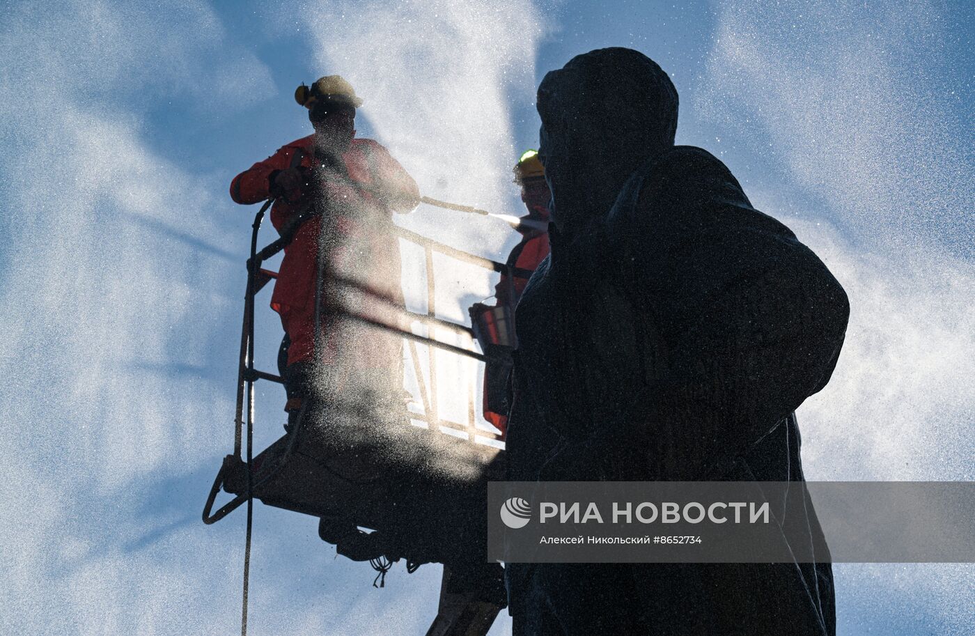 Промывка памятника В. В. Маяковскому на Триумфальной площади 