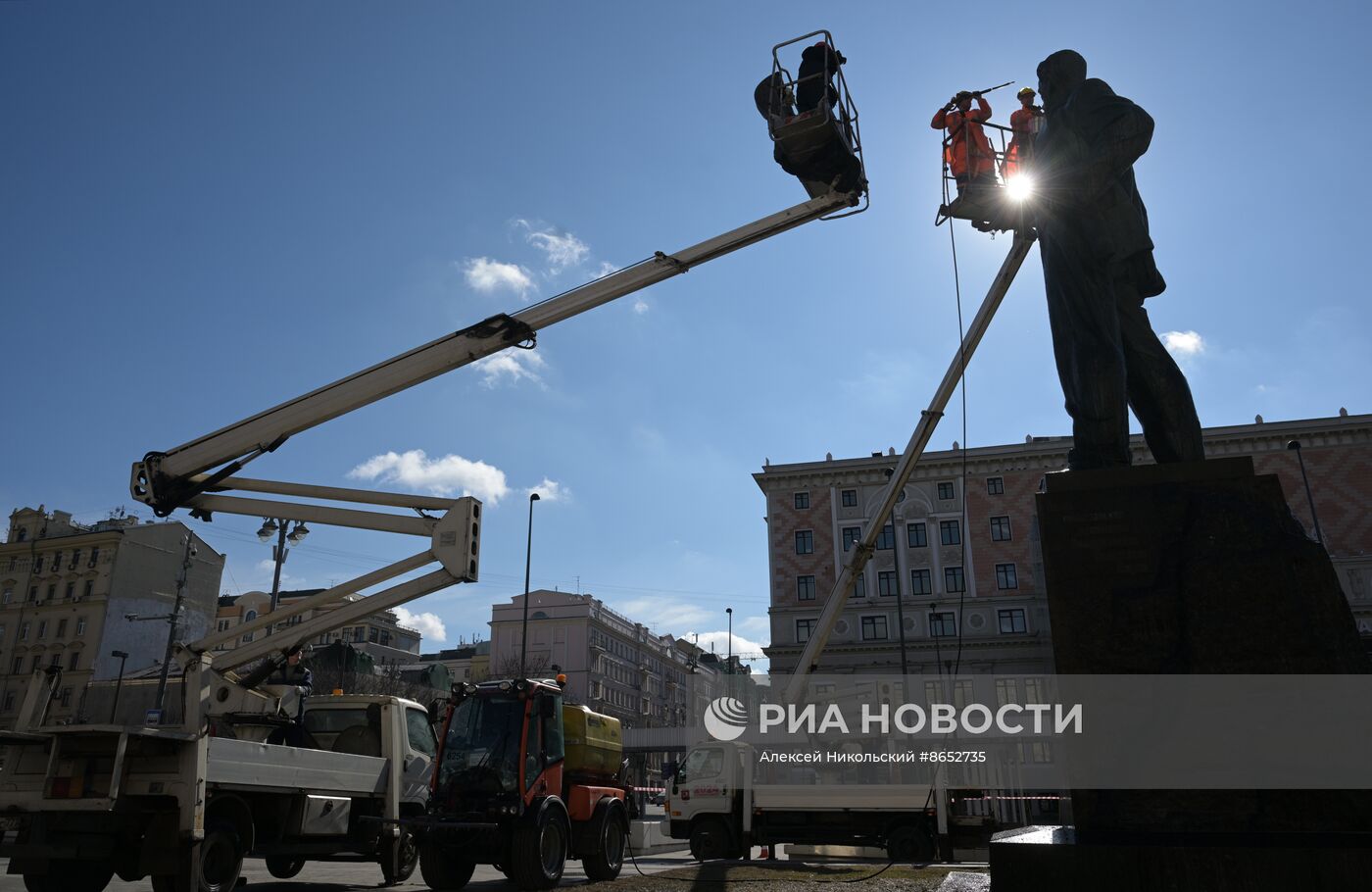 Промывка памятника В. В. Маяковскому на Триумфальной площади 