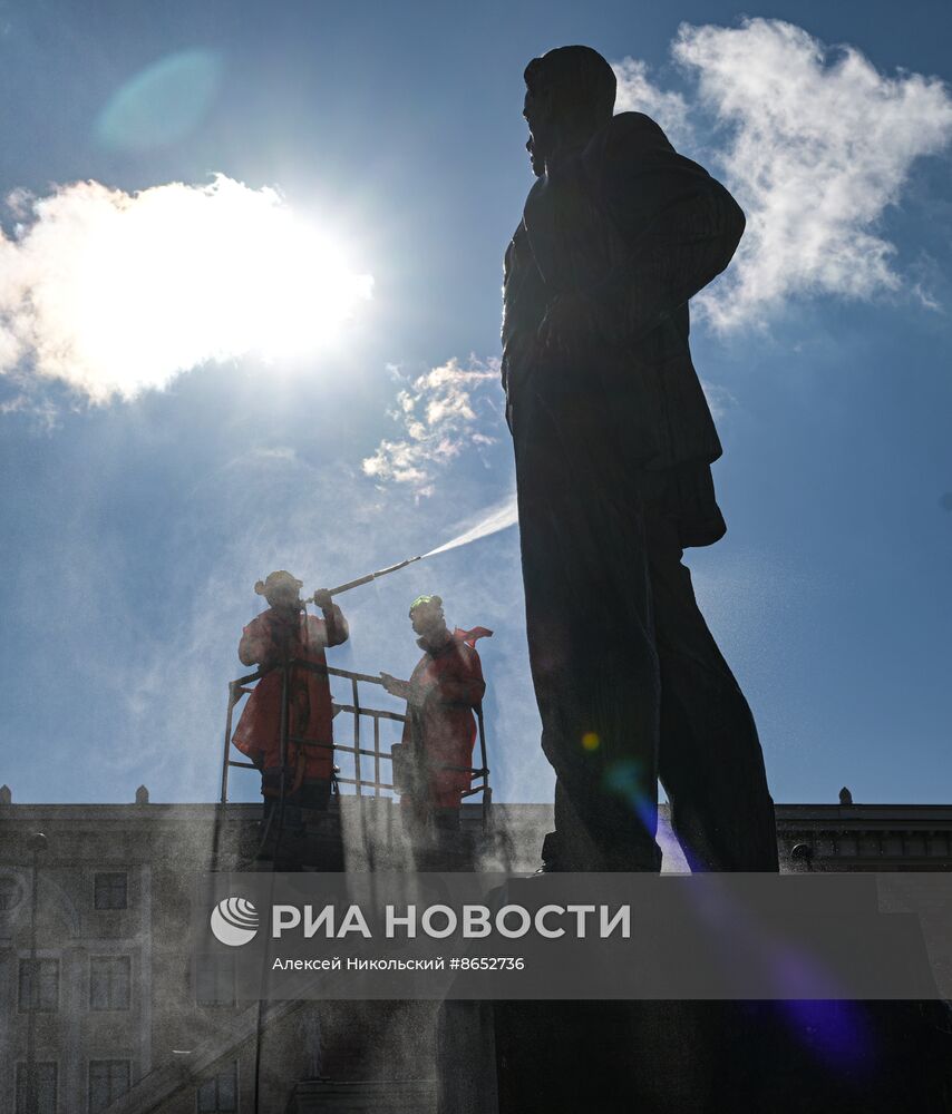 Промывка памятника В. В. Маяковскому на Триумфальной площади 