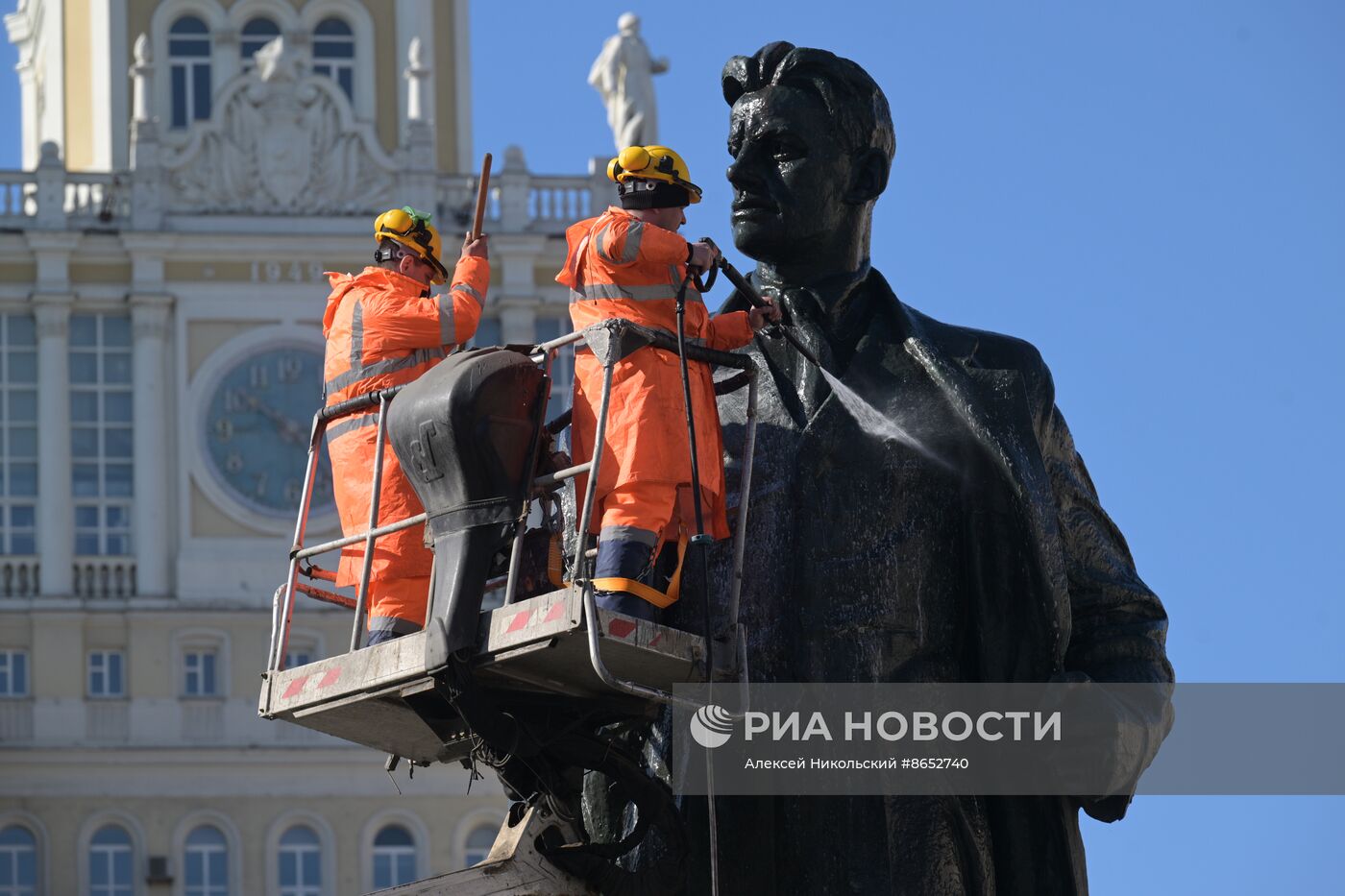 Промывка памятника В. В. Маяковскому на Триумфальной площади 