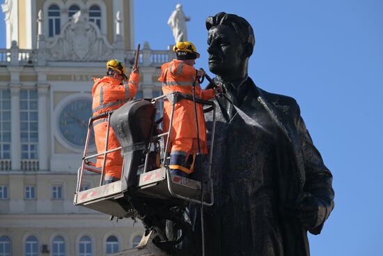 Промывка памятника В. В. Маяковскому на Триумфальной площади 