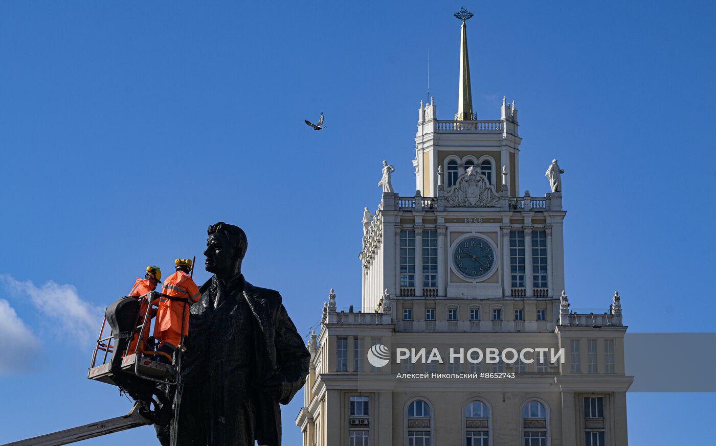 Промывка памятника В. В. Маяковскому на Триумфальной площади 