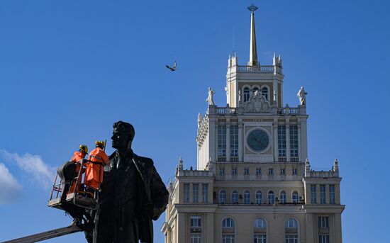 Промывка памятника В. В. Маяковскому на Триумфальной площади 