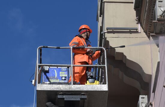 Промывка фасадов жилых домов после зимы 