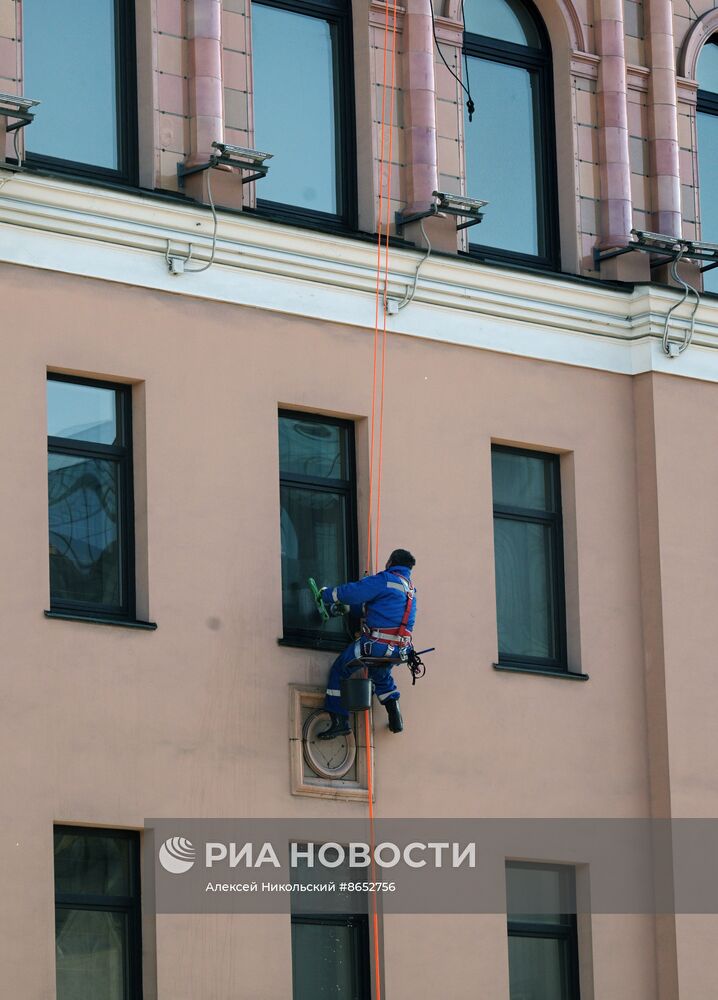 Промывка фасадов жилых домов после зимы