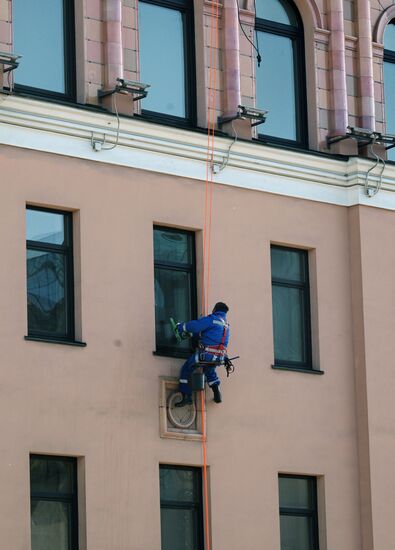 Промывка фасадов жилых домов после зимы 