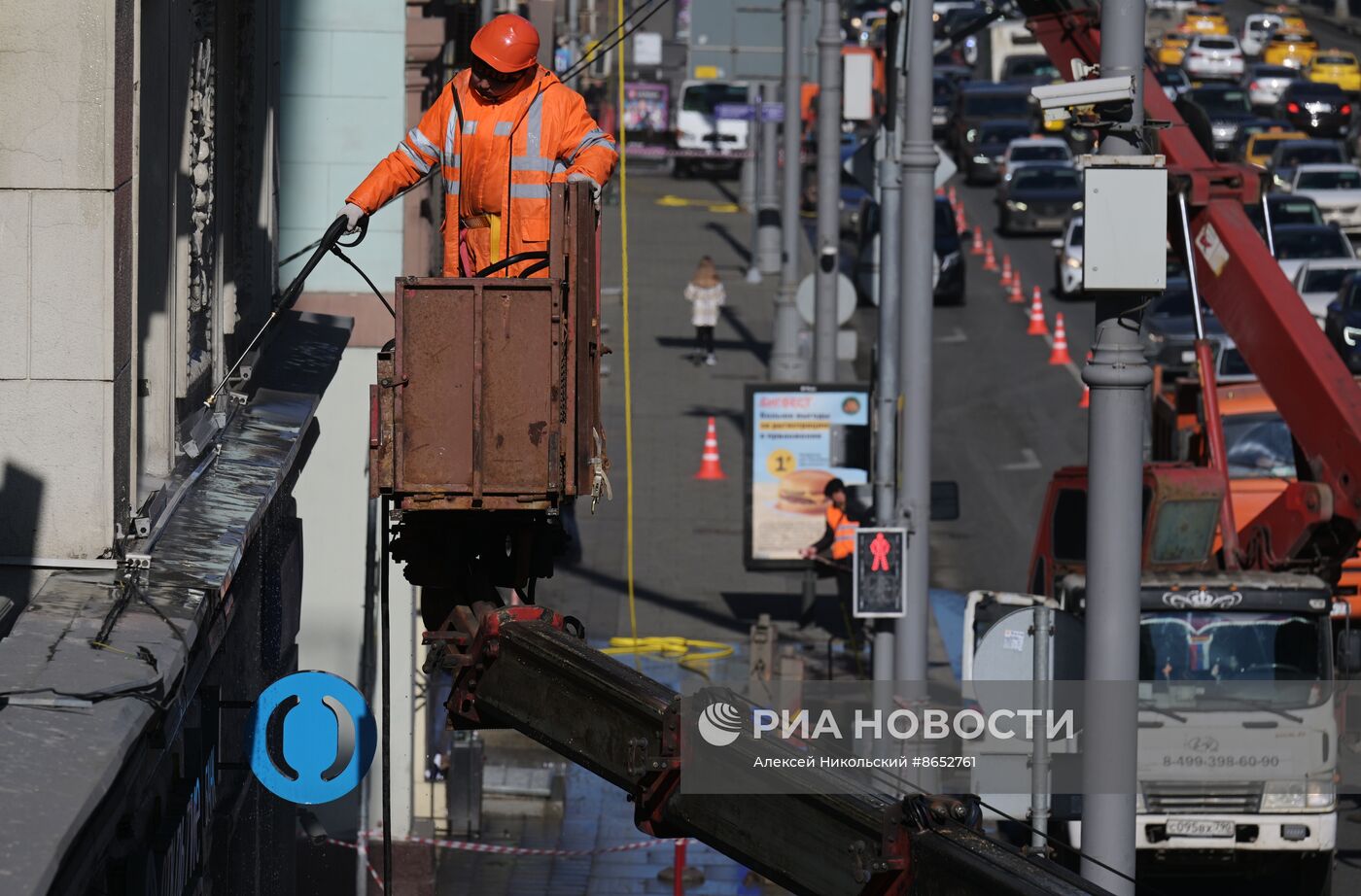 Промывка фасадов жилых домов после зимы
