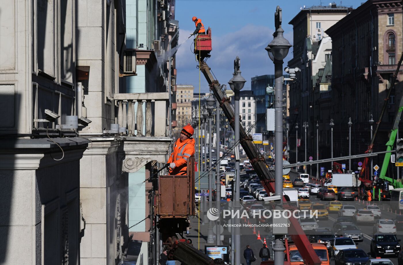 Промывка фасадов жилых домов после зимы