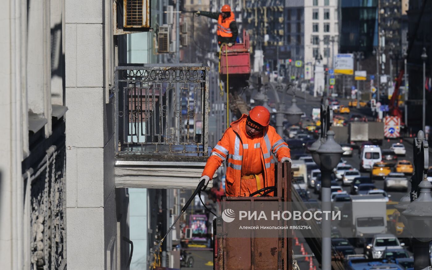 Промывка фасадов жилых домов после зимы