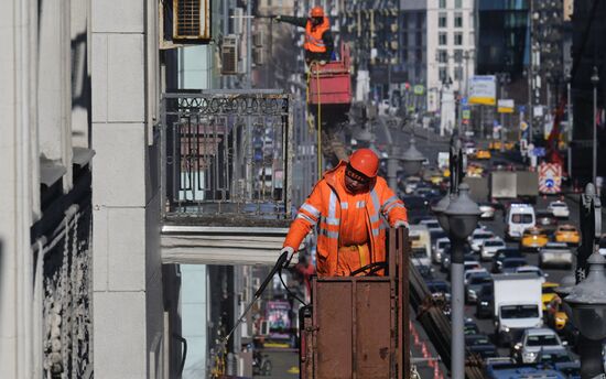Промывка фасадов жилых домов после зимы 