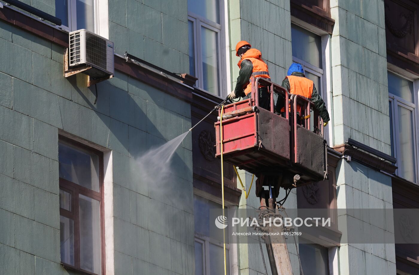 Промывка фасадов жилых домов после зимы 