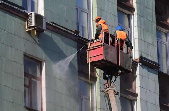 Промывка фасадов жилых домов после зимы 