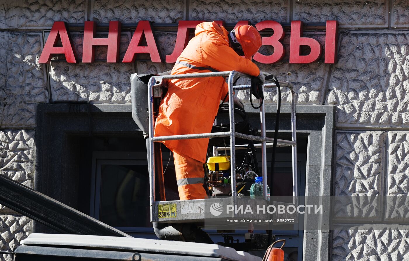 Промывка фасадов жилых домов после зимы