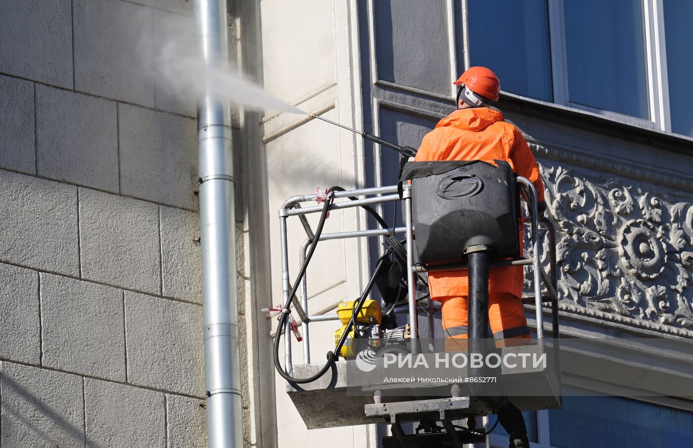 Промывка фасадов жилых домов после зимы