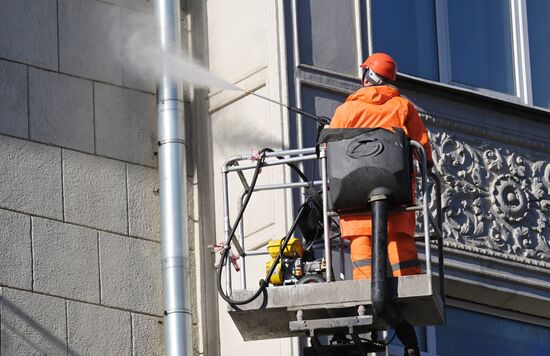 Промывка фасадов жилых домов после зимы 