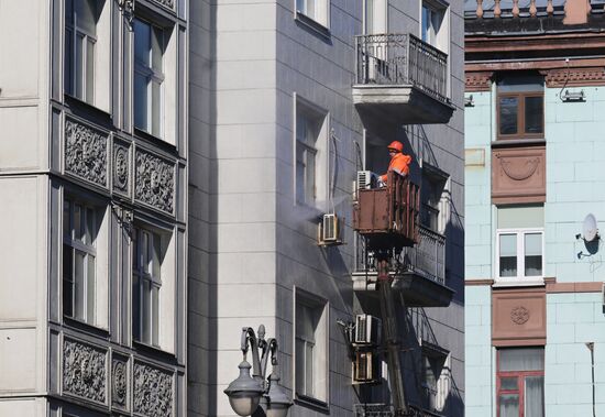 Промывка фасадов жилых домов после зимы 