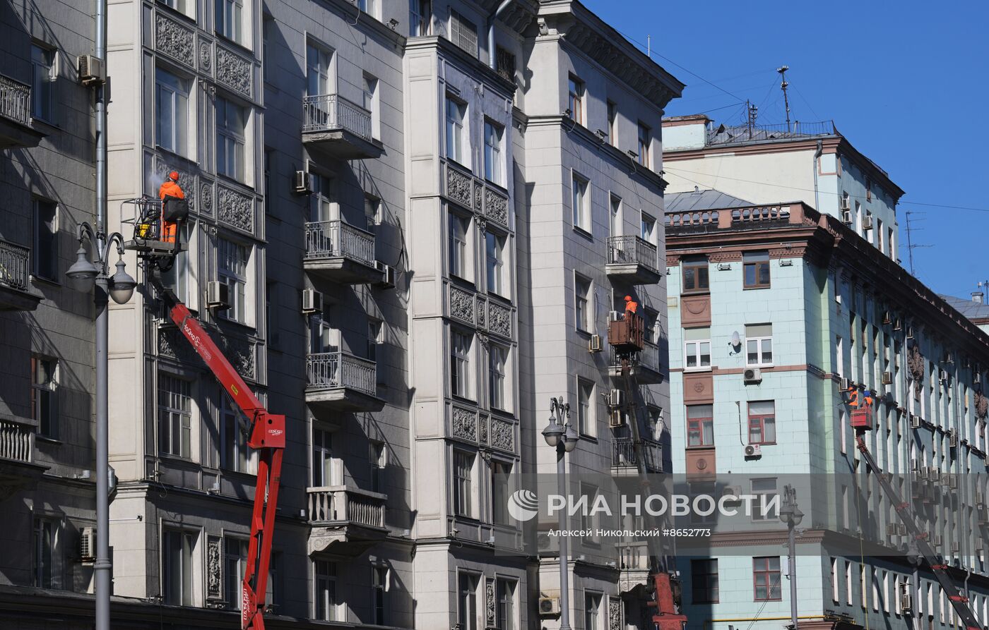 Промывка фасадов жилых домов после зимы