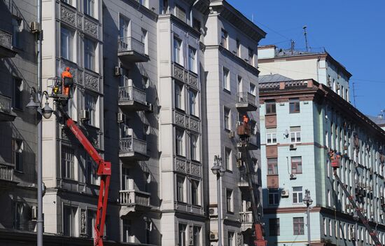 Промывка фасадов жилых домов после зимы 