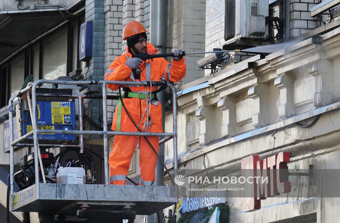 Промывка фасадов жилых домов после зимы