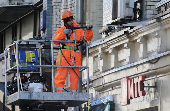 Промывка фасадов жилых домов после зимы 