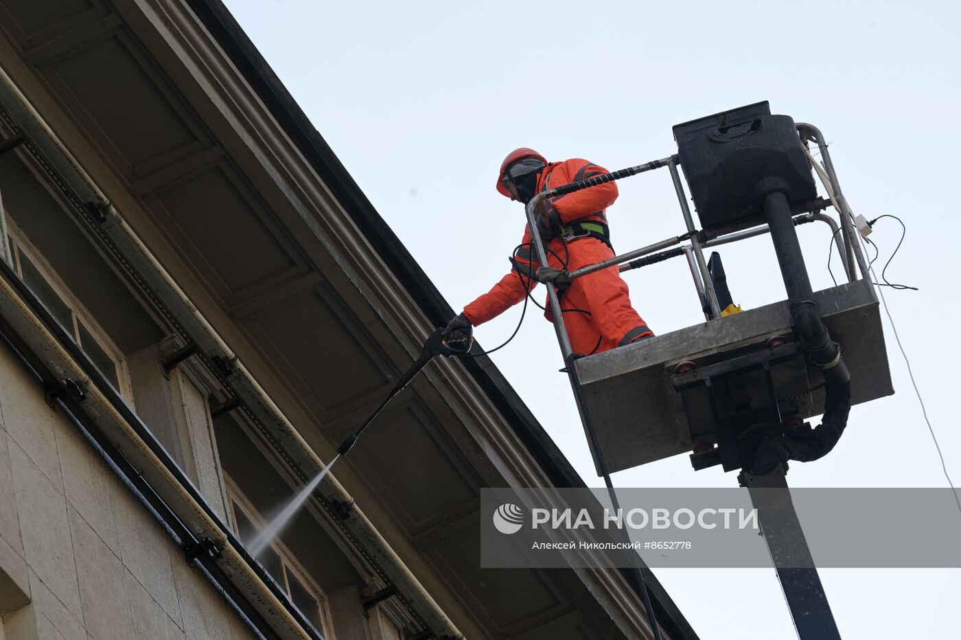 Промывка фасадов жилых домов после зимы