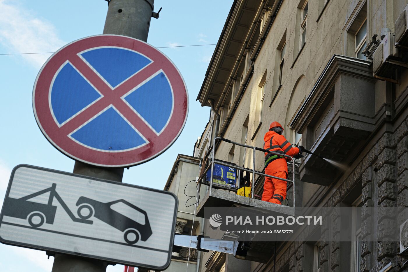 Промывка фасадов жилых домов после зимы 