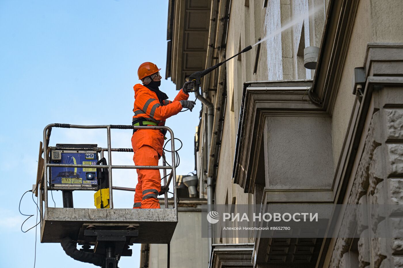 Промывка фасадов жилых домов после зимы