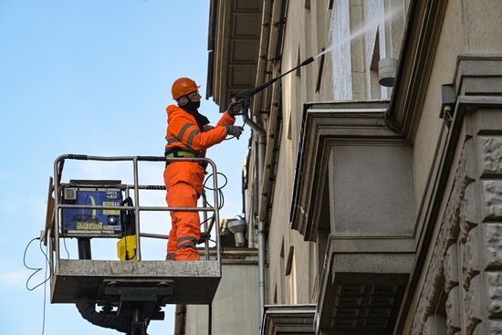 Промывка фасадов жилых домов после зимы 