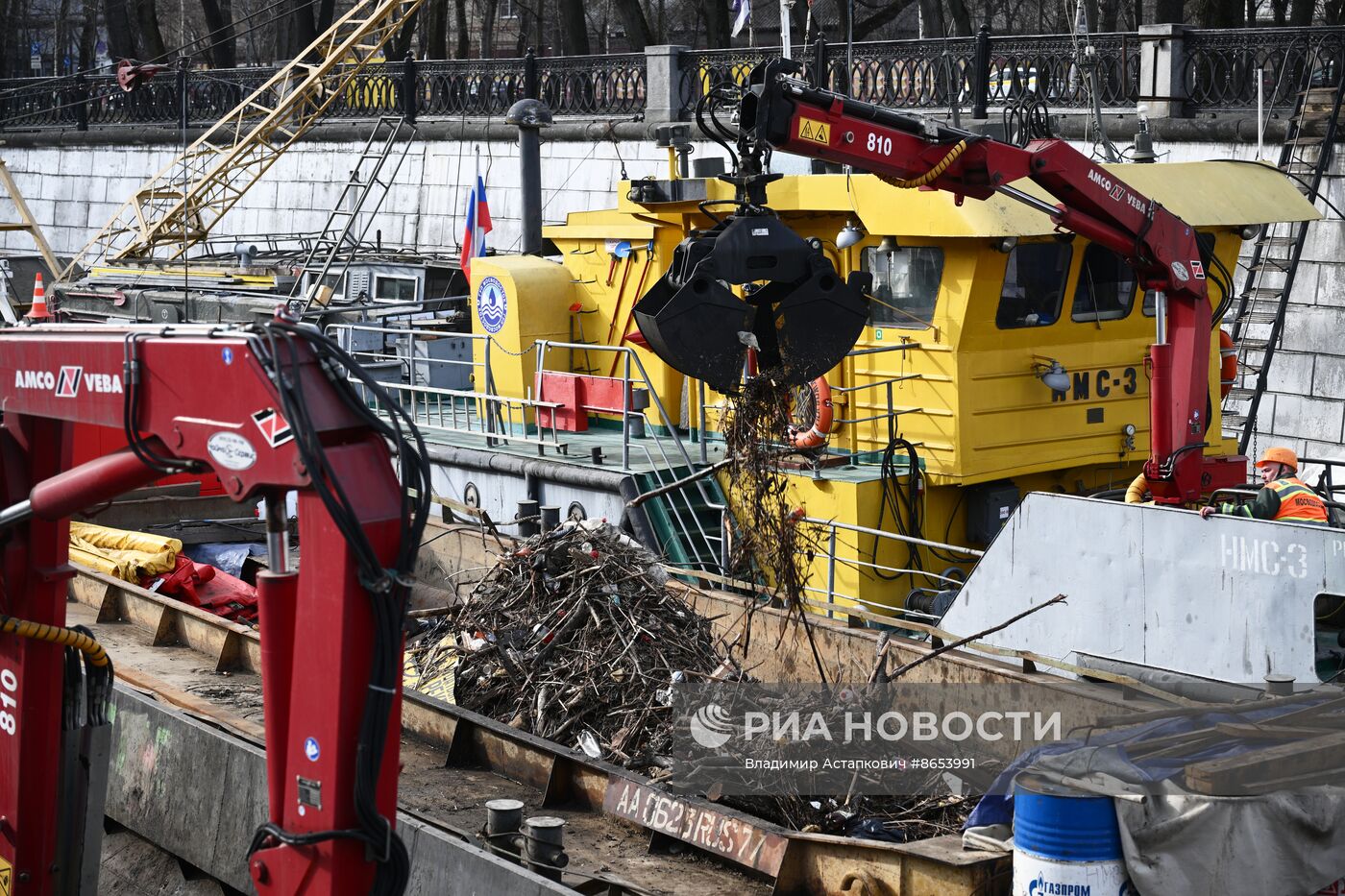 Работы по подготовке коммунального флота к навигации