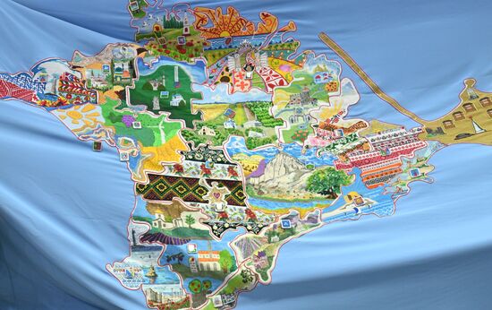 Выставка "Россия". Презентация карты, созданной к 10-летию Крымской весны