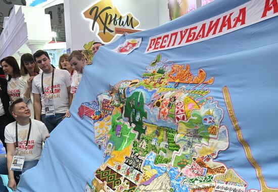 Выставка "Россия". Презентация карты, созданной к 10-летию Крымской весны