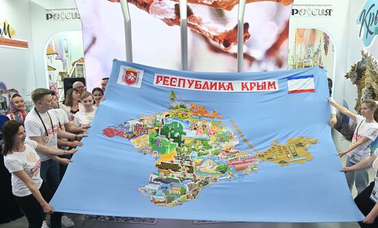 Выставка "Россия". Презентация карты, созданной к 10-летию Крымской весны