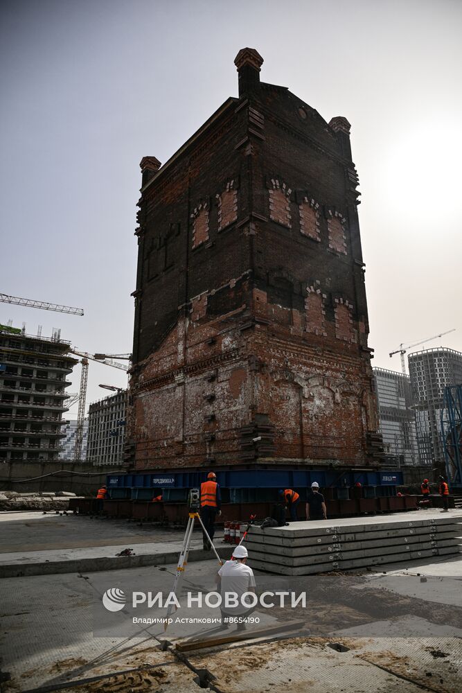 Передвижка исторических строений на территории завода "Борец" на северо-востоке Москвы
