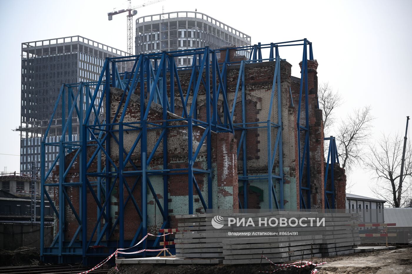 Передвижка исторических строений на территории завода "Борец" на северо-востоке Москвы