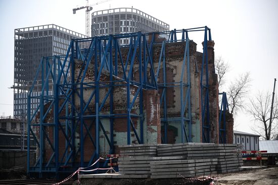 Передвижка исторических строений на территории завода "Борец" на северо-востоке Москвы